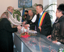 Primarul Teodor Neamtu premiaza cupluri care aniverseaza 50 de ani de casatorie